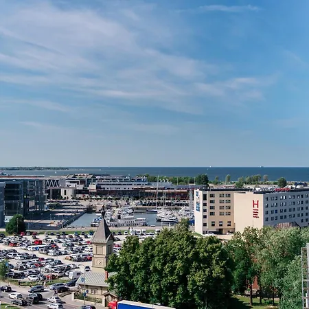 Airhome - The Admiral House Apartmán *