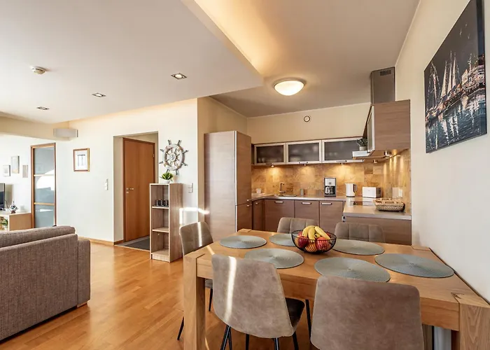 Airhome - The Admiral House Apartament *